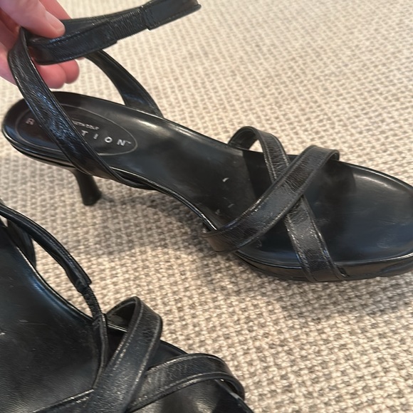 Kenneth Cole Reaction kitten heels with molded footbed - Picture 2 of 4